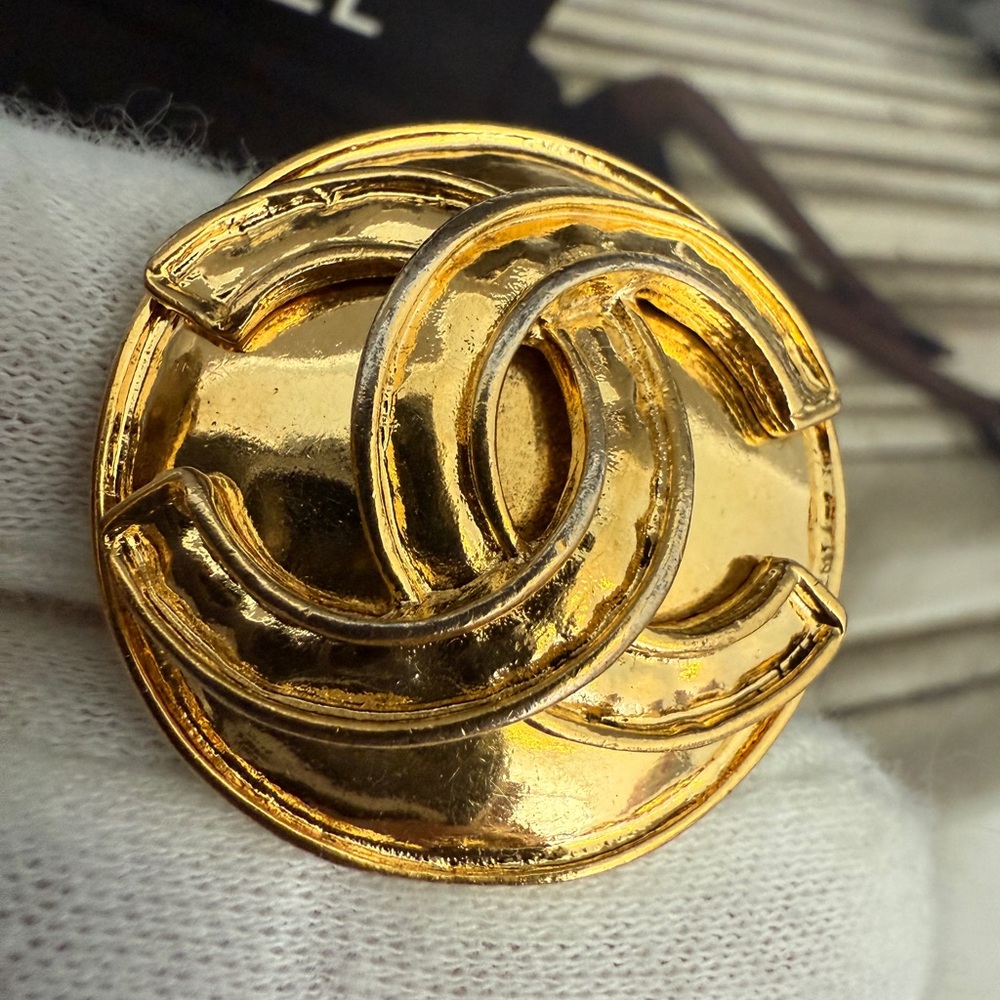 LOT 2253 24K gold plated CHANEL vintage 3D clip on earrings - Picture 8 of 16